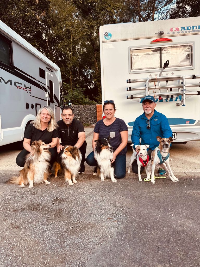Familia con 5 perros haciendo el Camino de Santiago en autocaravana