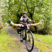 Bici eléctrica y camper listas al inicio del Camino de Santiago hacia Fisterra.