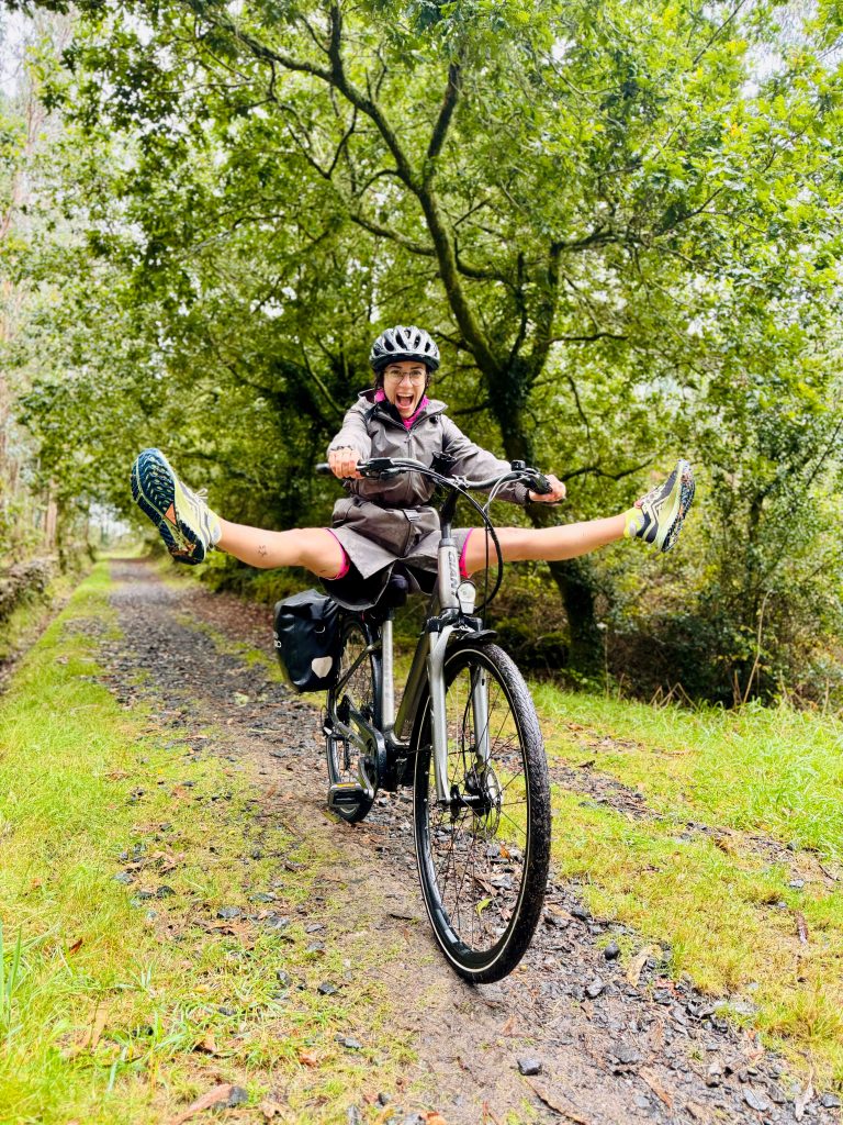 Bici eléctrica y camper listas al inicio del Camino de Santiago hacia Fisterra.