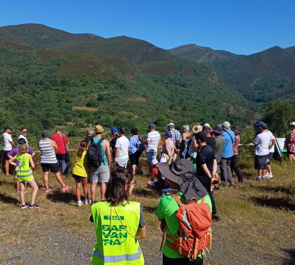 Grupo de solteros en actividad en el Geoparque Montañas do Courel en autocaravana