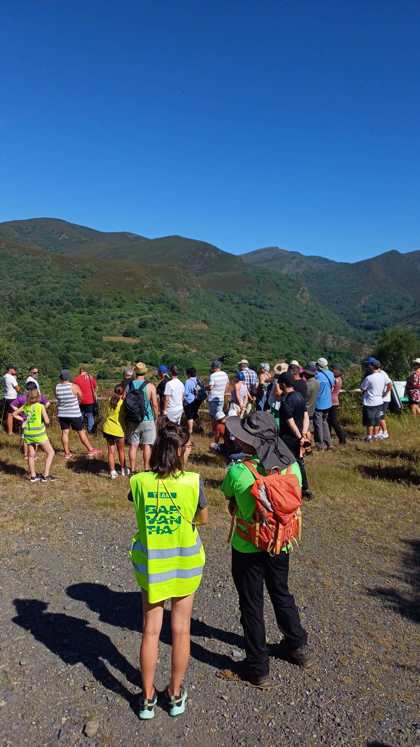 Grupo de solteros en actividad en el Geoparque Montañas do Courel en autocaravana