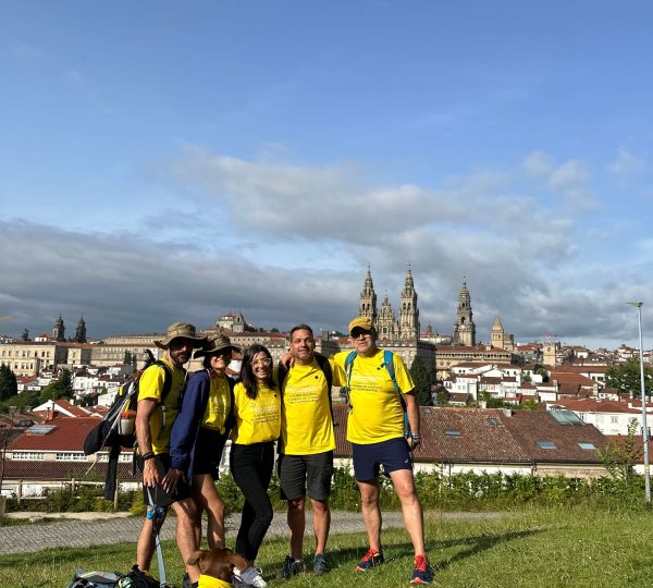 Grupo de peregrinos llegando a Santiago de Compostela tras hacer el Camino de Santiago en grupo en camper y autocaravana