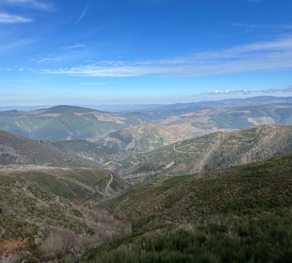 Paisaje panorámico del Geoparque Montañas do Courel en Galicia