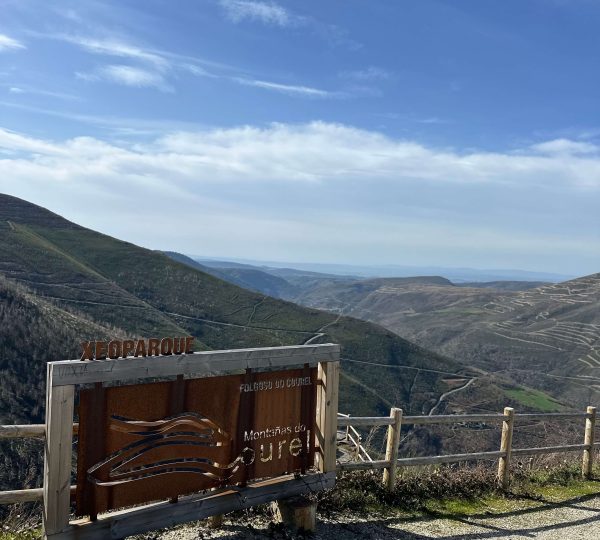 Cartel del Xeoparque Montañas do Courel en mirador natural