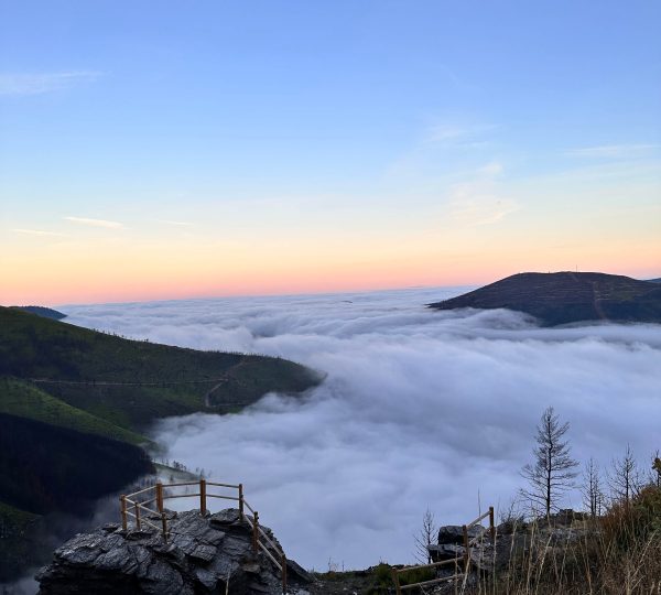 Mirador del Courel con mar de nubes al amanecer