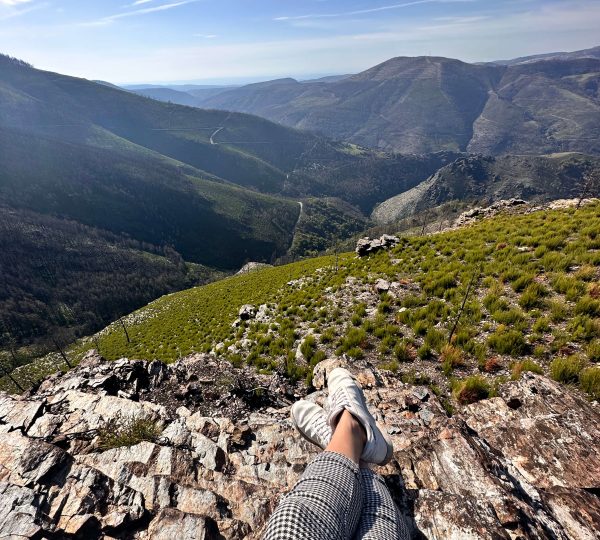 Persona sentada en mirador de las Montañas do Courel
