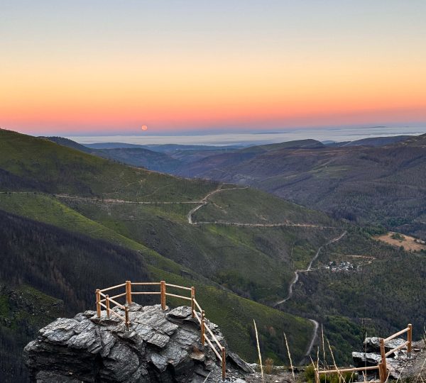 Mirador del Courel con luna llena y valle iluminado