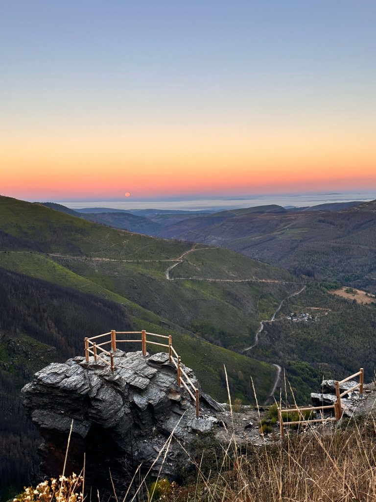Mirador del Courel con luna llena y valle iluminado