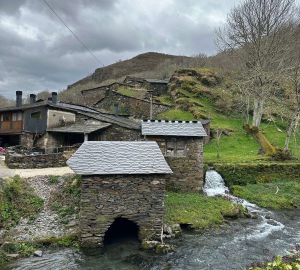 Molino tradicional con río en el Geoparque Montañas do Courel Galicia