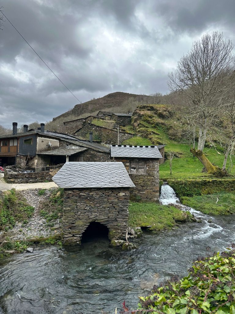 Molino tradicional con río en el Geoparque Montañas do Courel Galicia