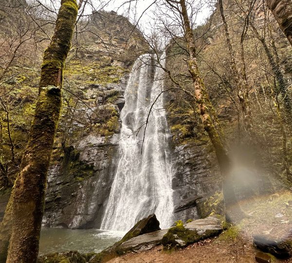 Cascada en bosque del Geoparque Montañas do Courel