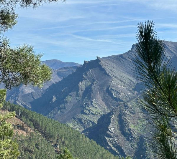 Cascada en el Geoparque Montañas do Courel ruta de senderismo