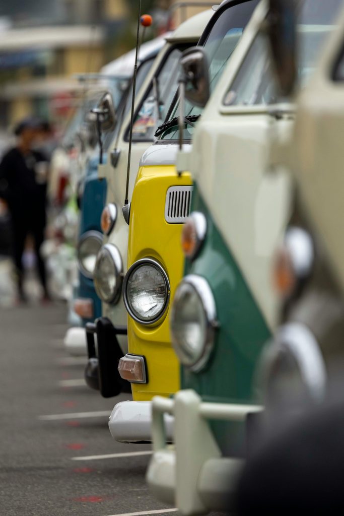 Furgonetas camper clásicas aparcadas en fila, símbolo del turismo itinerante.