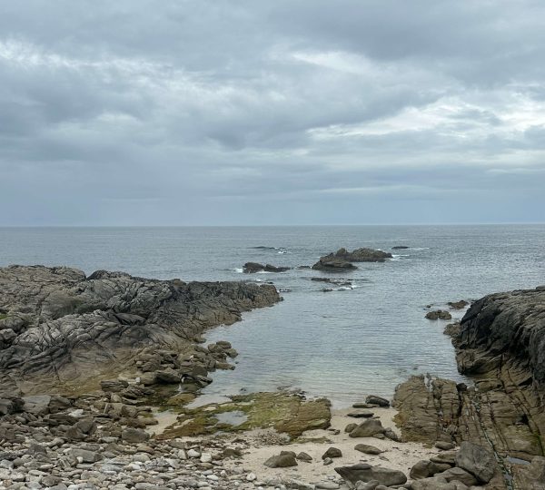 Paisaje de costa rocosa y océano Atlántico en Laxe