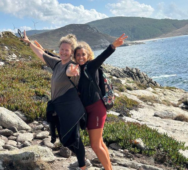 Dos mujeres sonríen durante una ruta costera por Laxe