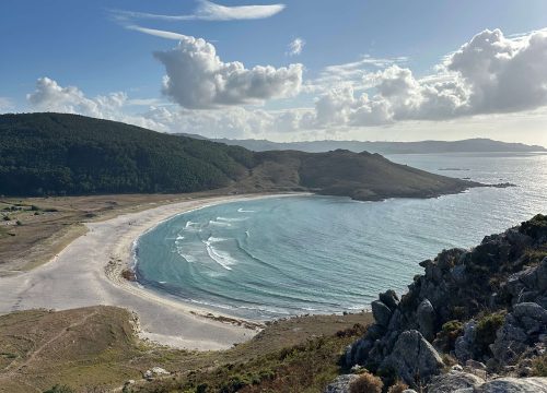 Vista panorámica de la playa de Soesto desde una ruta costera