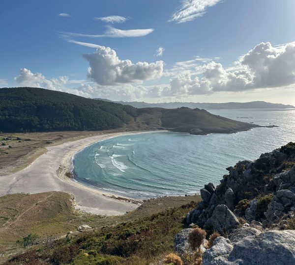 Vista panorámica de la playa de Soesto desde una ruta costera