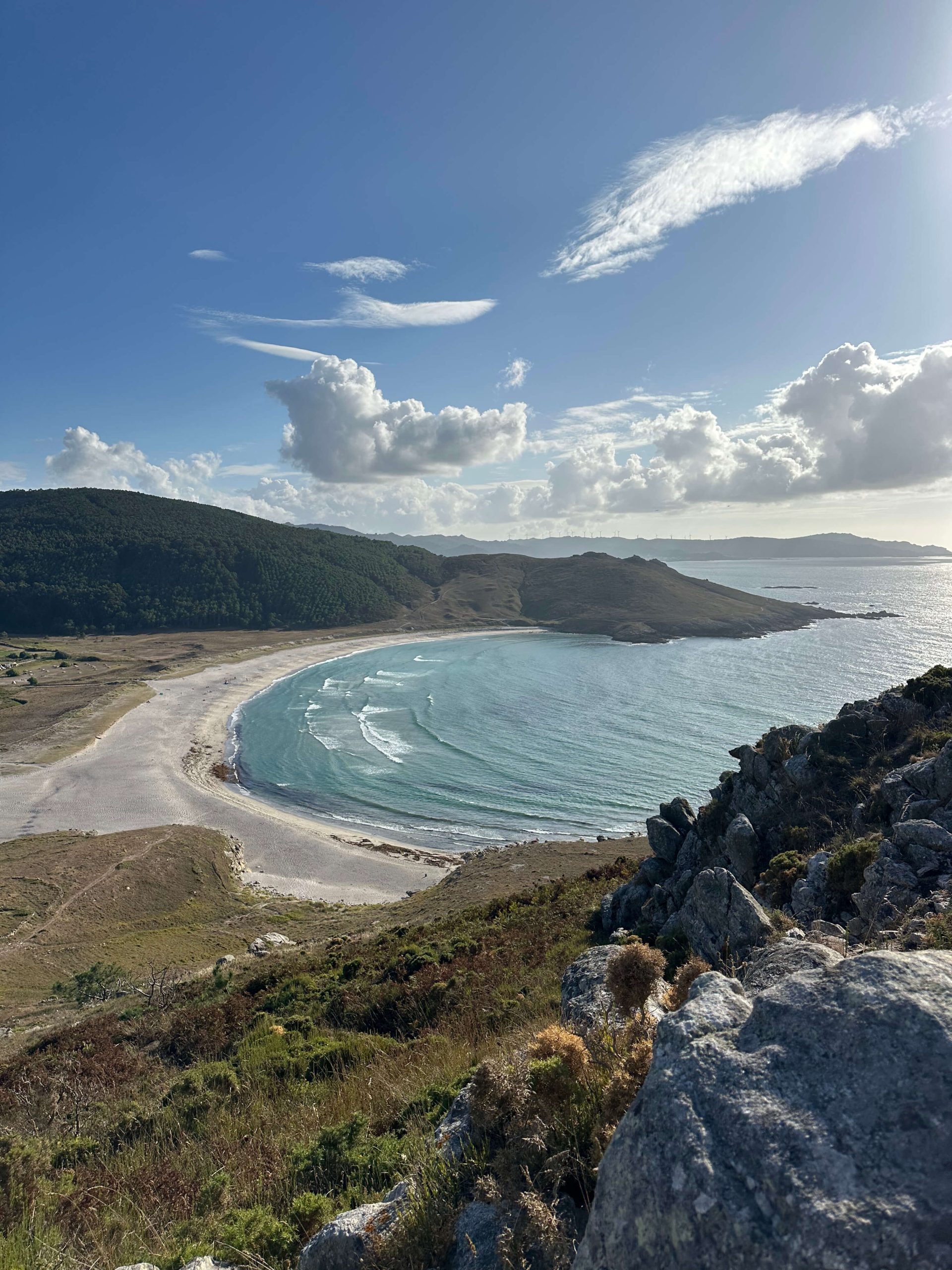 Vista panorámica de la playa de Soesto desde una ruta costera