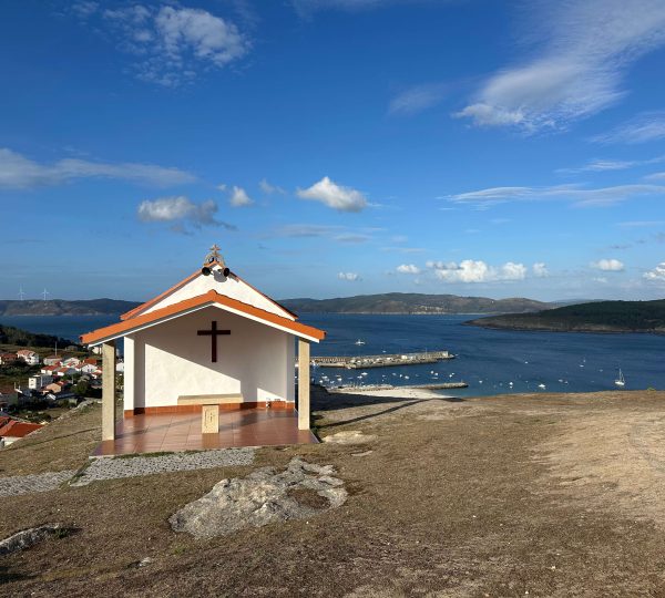 Capilla de Santa Rosa con vistas al puerto y la ría de Laxe