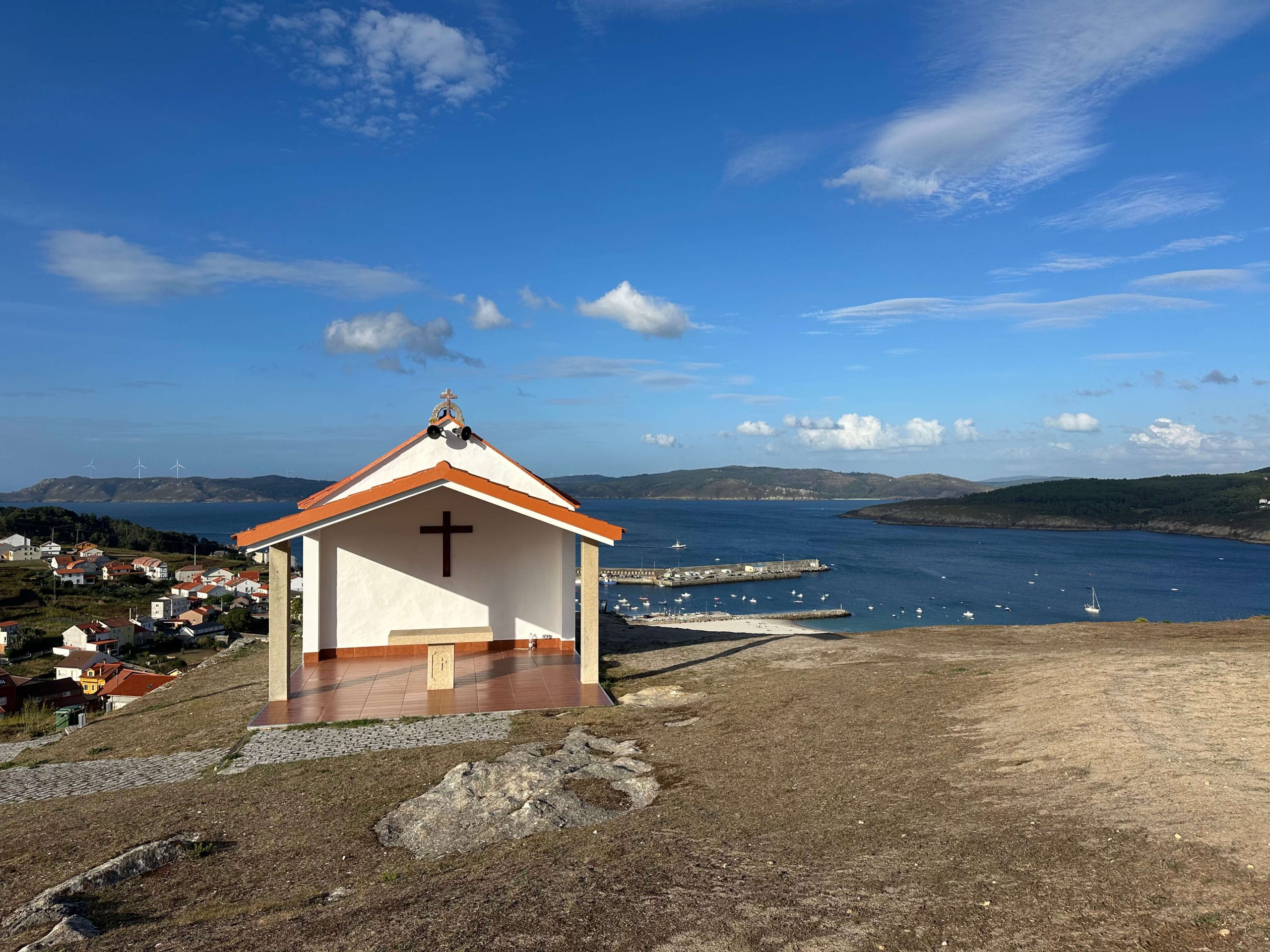 Capilla de Santa Rosa con vistas al puerto y la ría de Laxe