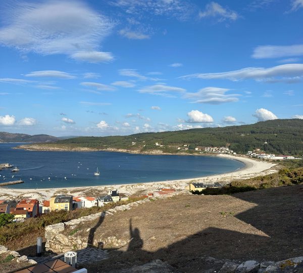 Vista panorámica de la playa, la villa y la bahía de Laxe