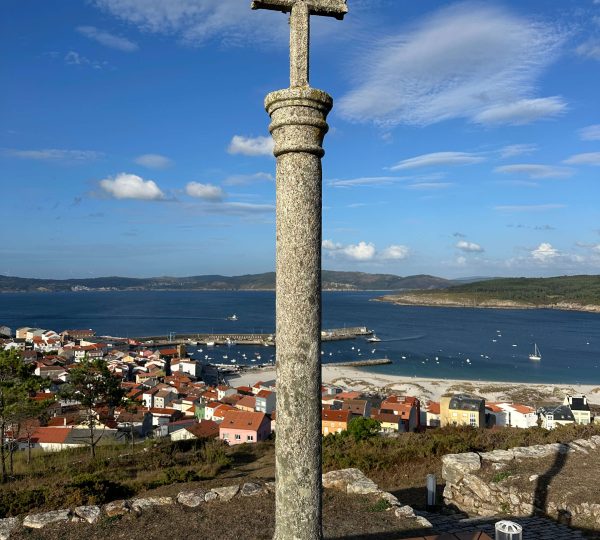 Cruz del Navegante con la villa y el puerto de Laxe al fondo