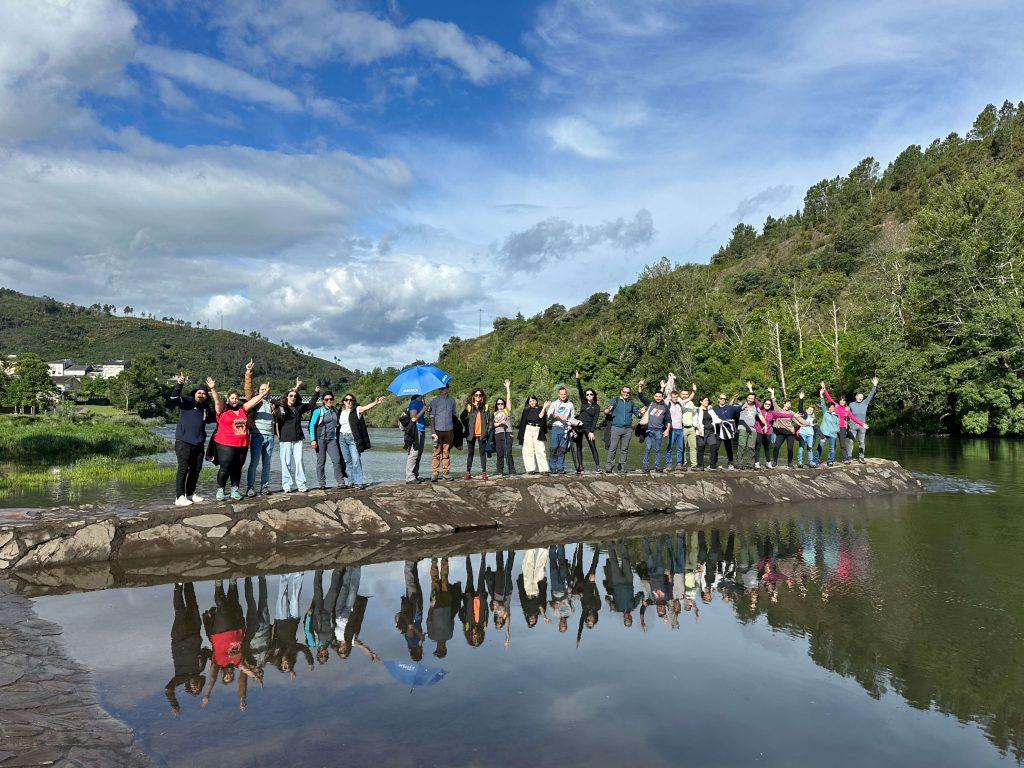 Grupo de participantes de un evento para solteros disfrutando de una actividad al aire libre en el entorno natural de Quiroga, Galicia.