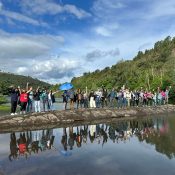 Grupo de participantes de un evento para solteros disfrutando de una actividad al aire libre en el entorno natural de Quiroga, Galicia.