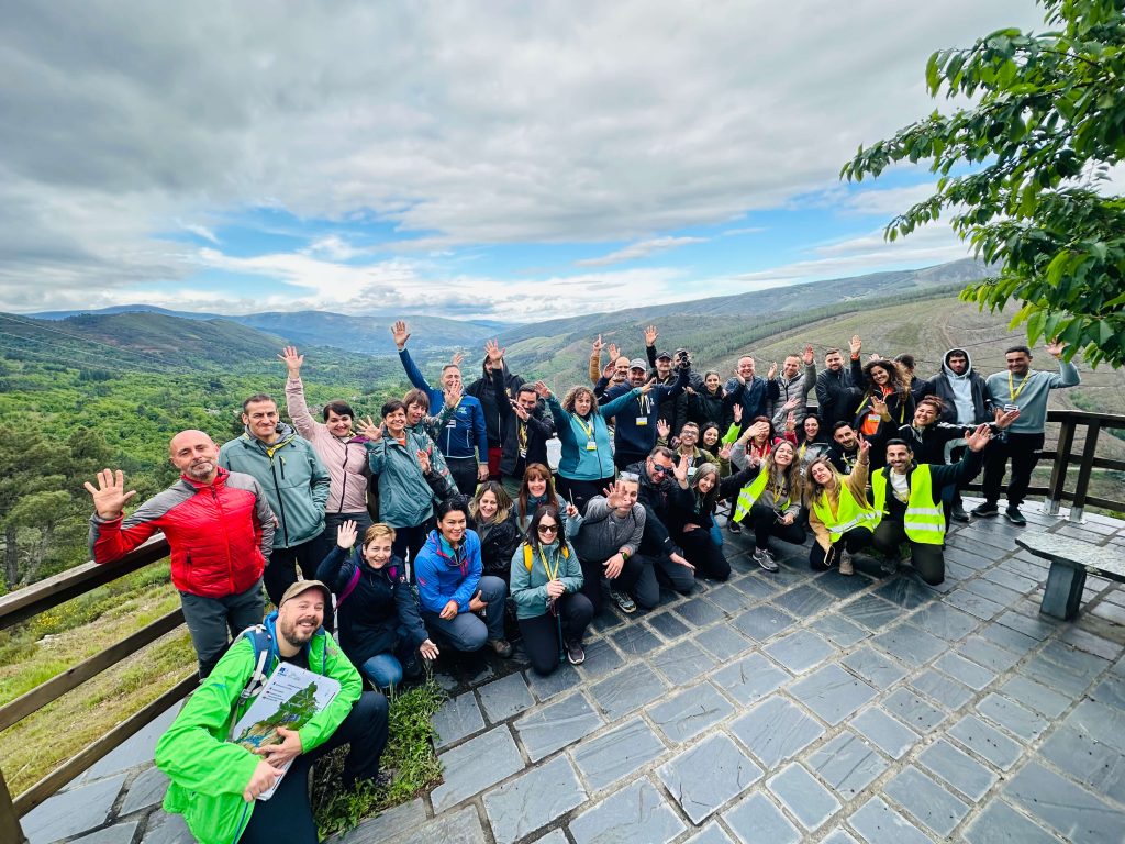 Participantes saludando durante un evento para solteros en un mirador del Geoparque Montañas do Courel.