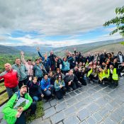 Participantes saludando durante un evento para solteros en un mirador del Geoparque Montañas do Courel.