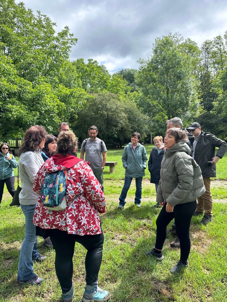 Participantes conversando durante una actividad de un evento para solteros organizado en Galicia.