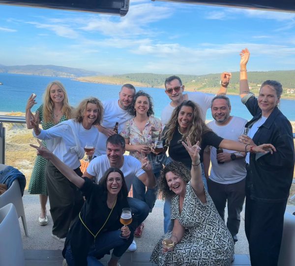 Grupo de participantes del programa FIXAR durante una estancia de coliving en Galicia