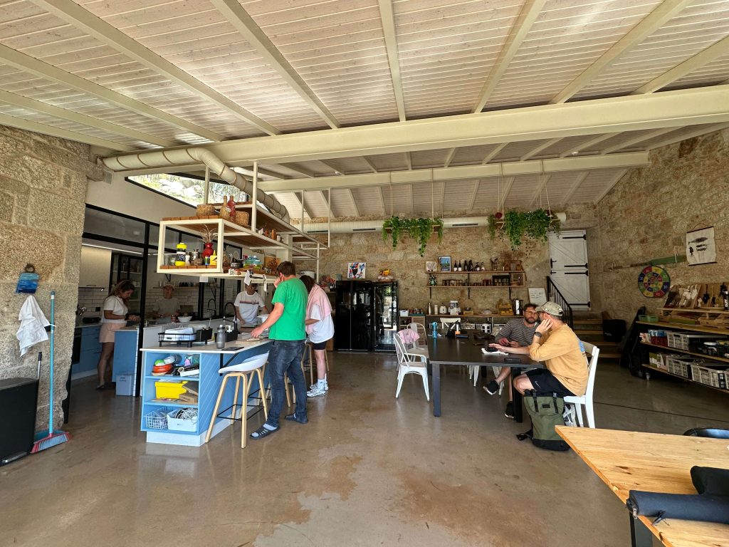Espacio común de un coliving en Galicia con residentes compartiendo cocina y mesa