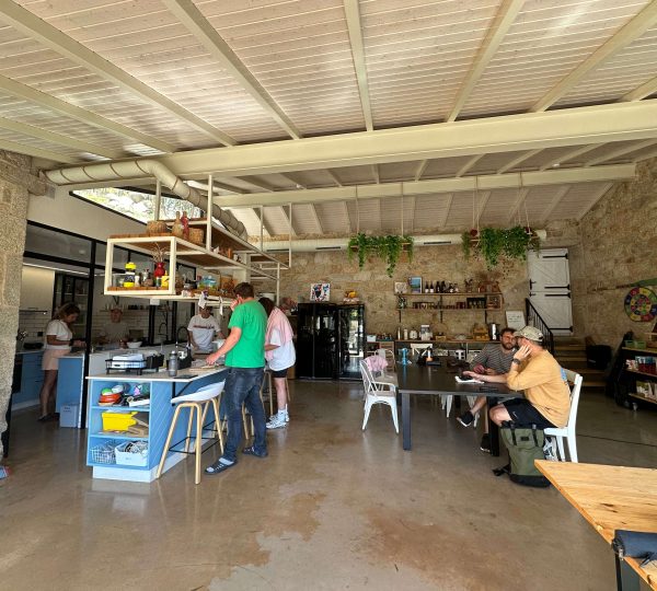 Espacio común de un coliving en Galicia con residentes compartiendo cocina y mesa