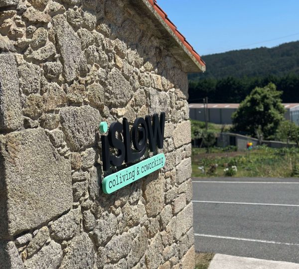 Cartel de iSlow Coliving & Coworking en Laxe, Galicia