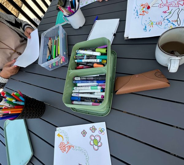 Actividad creativa compartida durante una estancia de coliving en Galicia