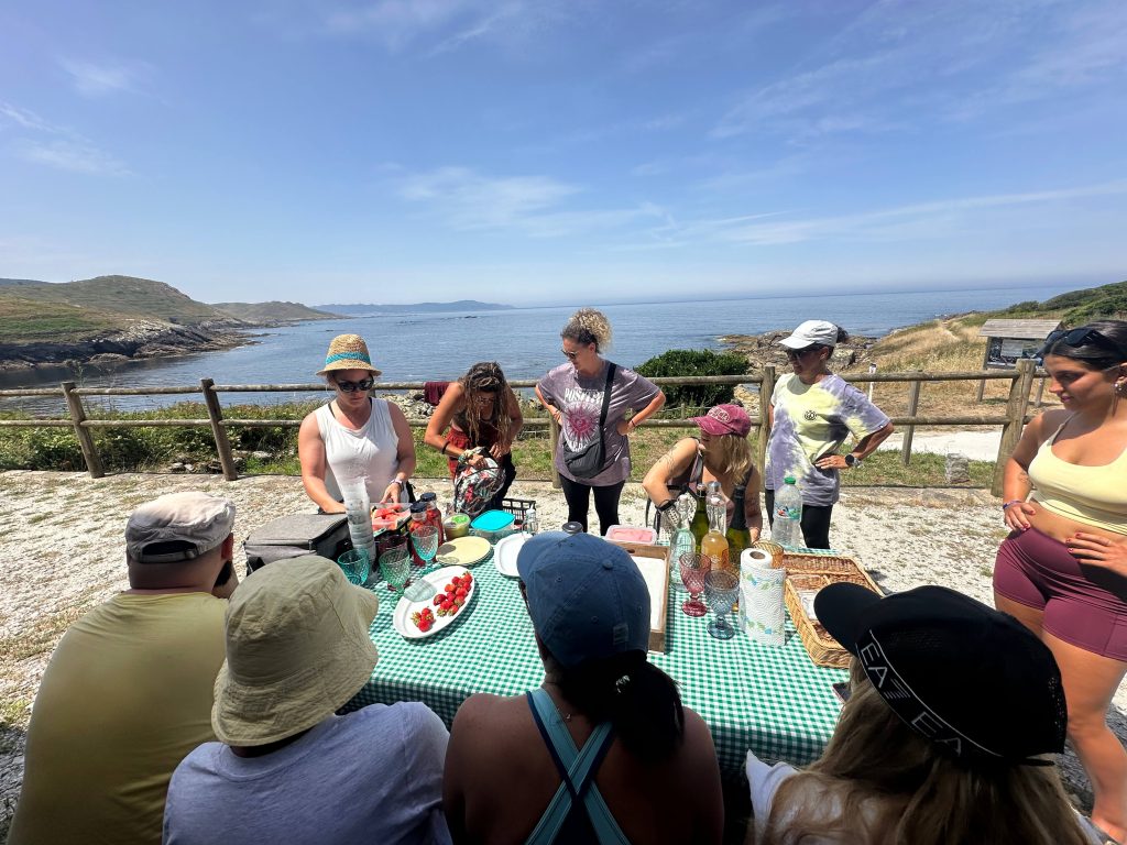Comida compartida junto al mar durante una experiencia de coliving en Laxe