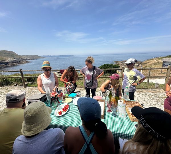Comida compartida junto al mar durante una experiencia de coliving en Laxe