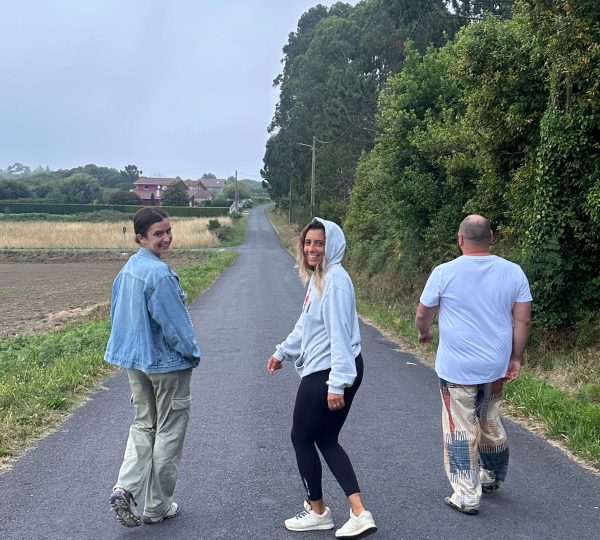 Participantes paseando por el entorno rural durante una estancia de coliving