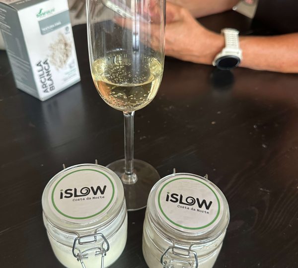 Productos de iSlow Coliving durante una actividad compartida en Laxe