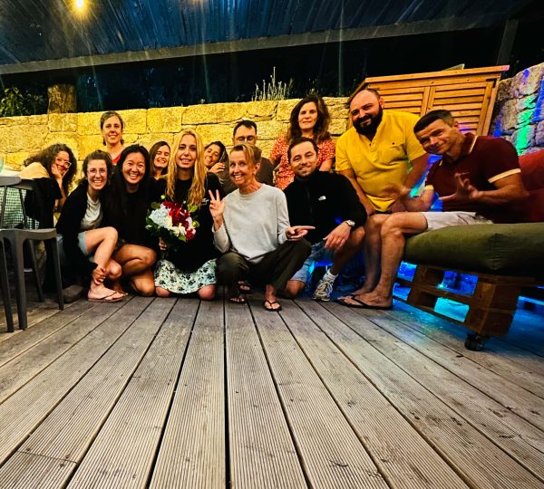 Grupo de participantes reunidos durante una noche de convivencia en un coliving