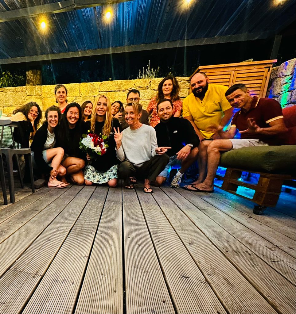 Grupo de participantes reunidos durante una noche de convivencia en un coliving
