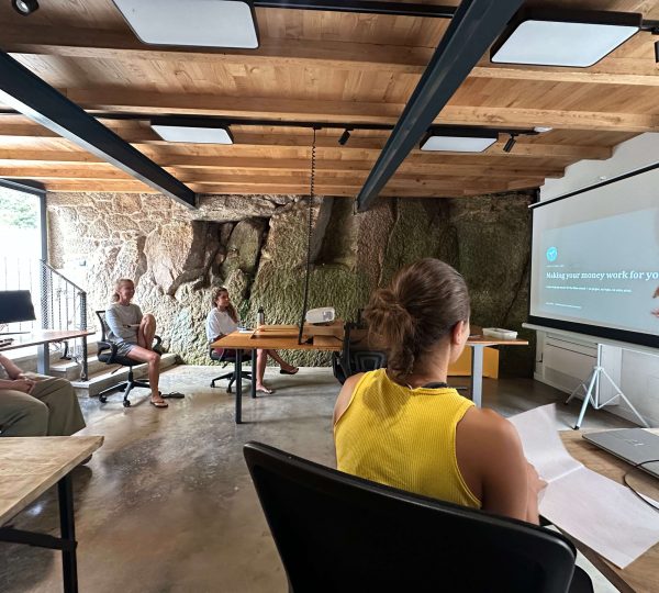Charla para emprendedores y trabajadores remotos dentro de un espacio de coworking