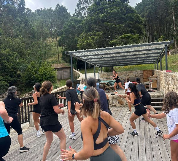 Actividad física en grupo al aire libre durante una estancia de coliving