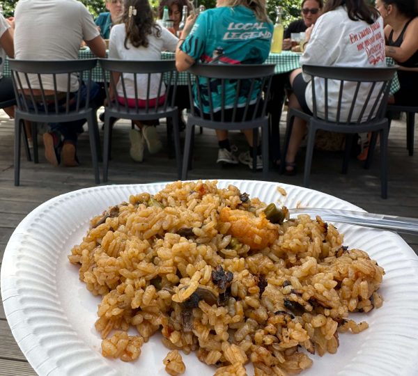 Comida comunitaria entre participantes de un coliving en Galicia