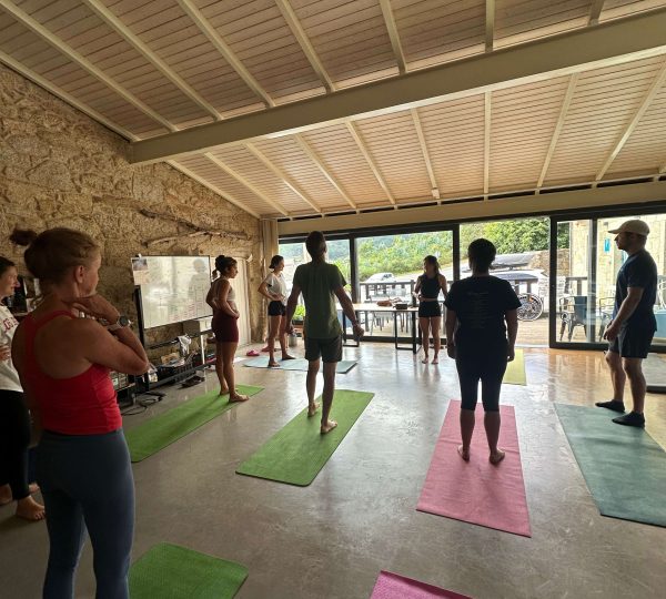 Clase de yoga en grupo dentro de un coliving rural en Galicia