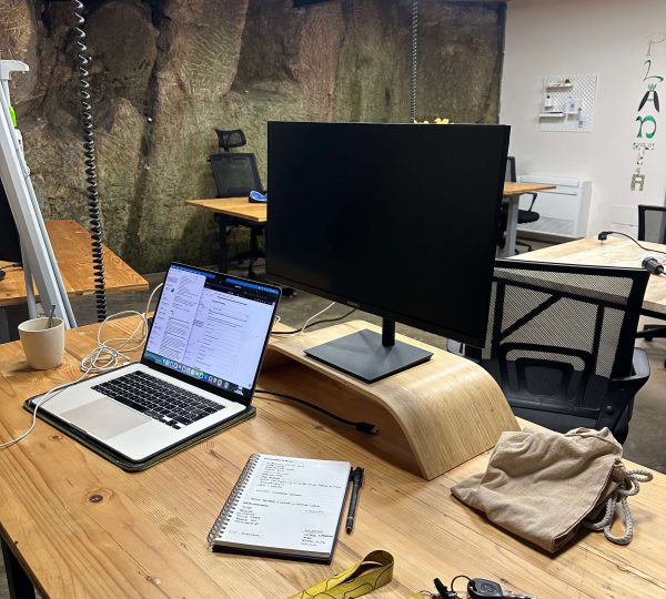 Puesto de trabajo con ordenador dentro de un coworking rural en Galicia