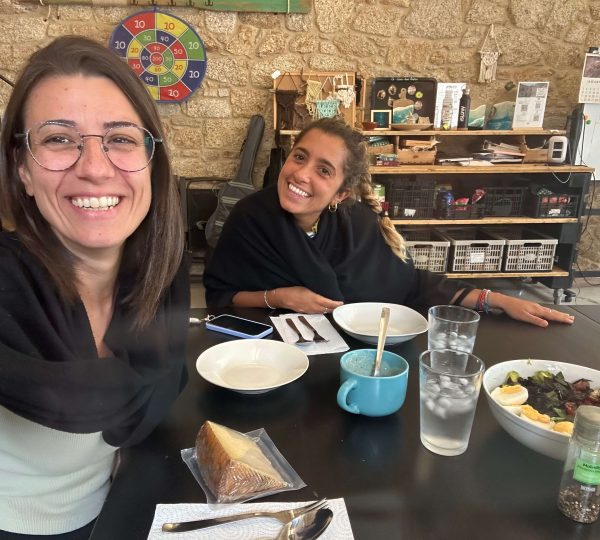 Dos participantes compartiendo una comida dentro de un coliving en Galicia