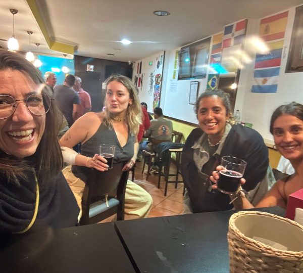 Grupo de amigas compartiendo una noche durante una experiencia de coliving