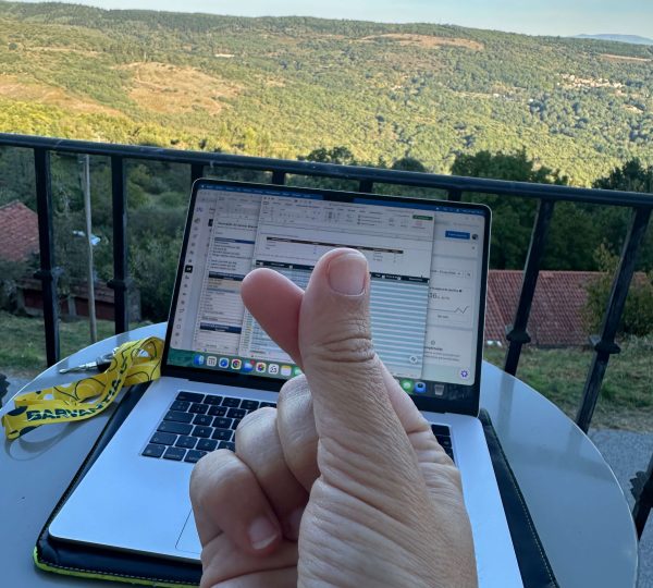 Trabajar con el portátil desde un coliving rural rodeado de naturaleza